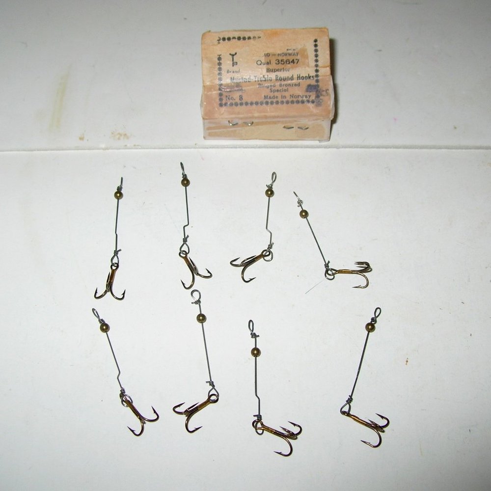Vintage 8 MUSTAD TREBLE ROUND HOOKS #8 Made in Norway #35647 w/Original Box O